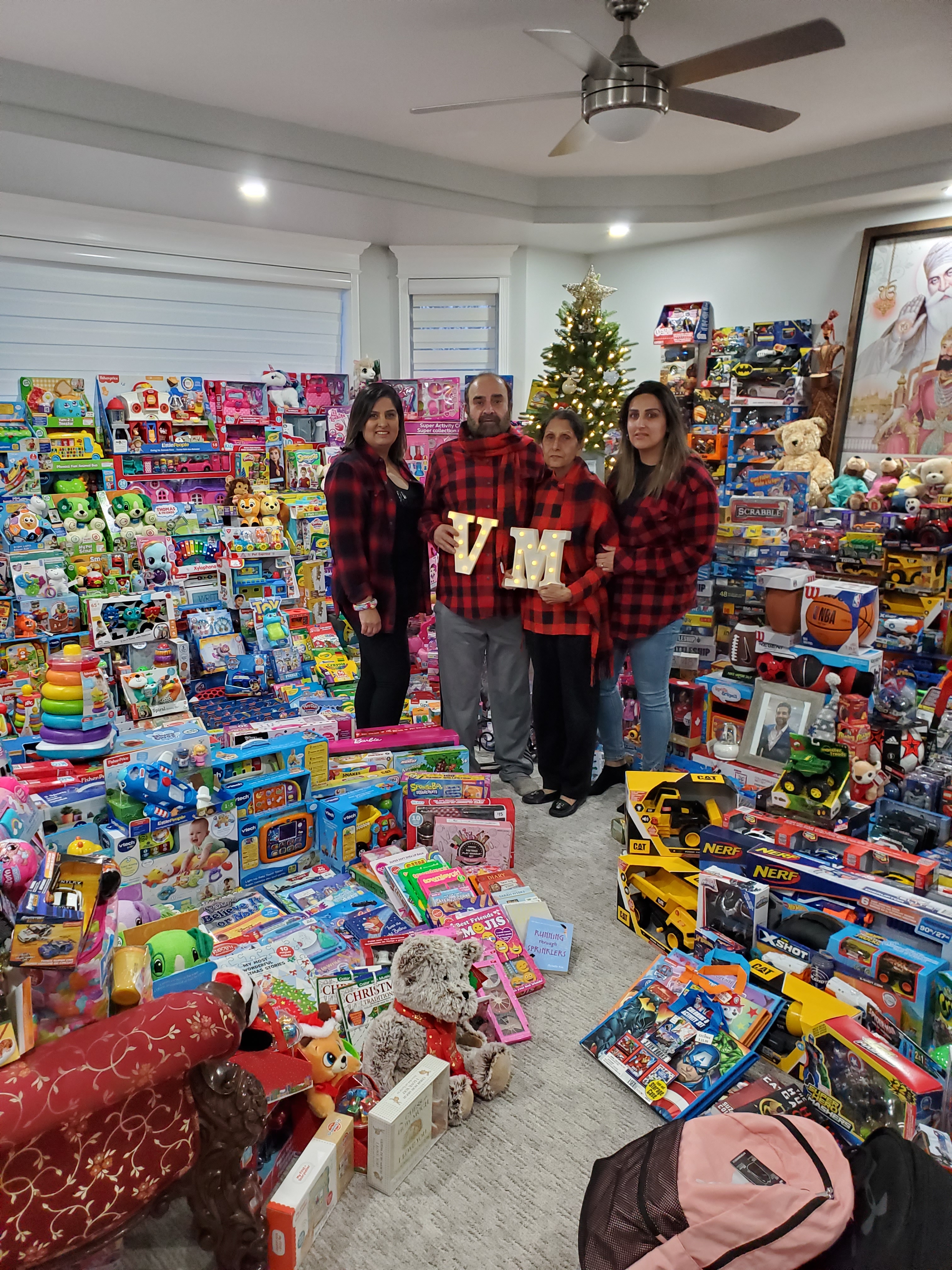 Uncle Vinny’s Toy Drive Donates Over 1500 Toys