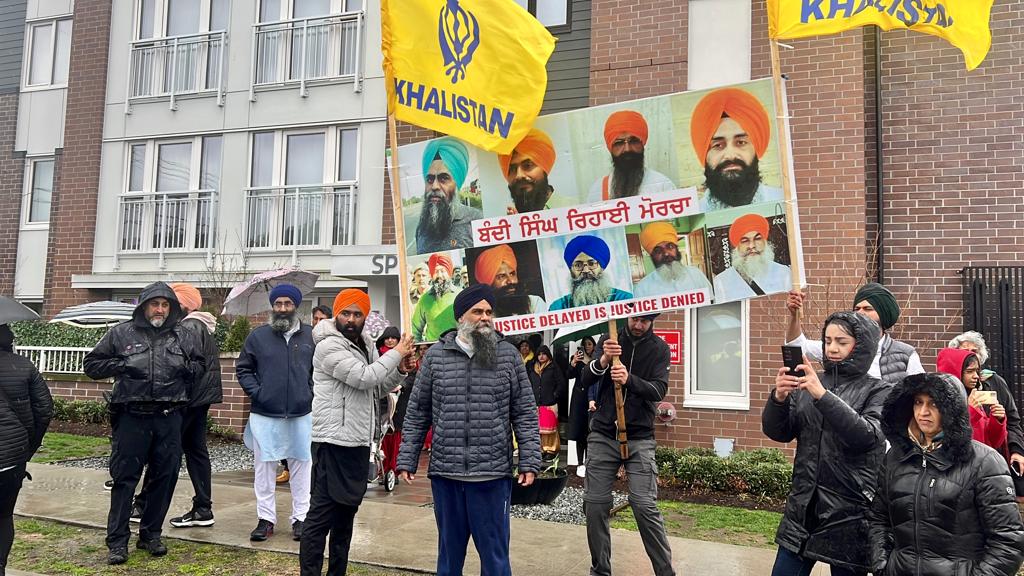 WON’T BACK DOWN: Pro-Khalistan Protestors Laugh At KDS Vice President After Verbal Tussle Over Signs